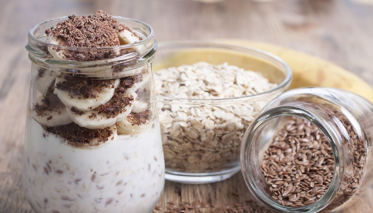 Joghurt mit Leinsamen, Haferflocken und Bananen.