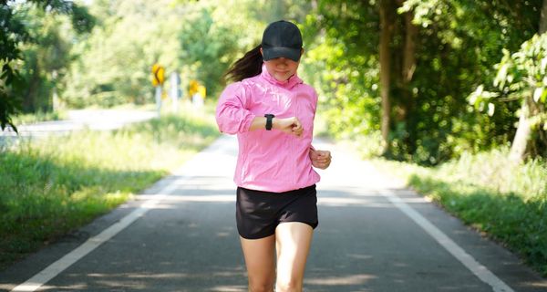 Junge Frau beim Joggen.