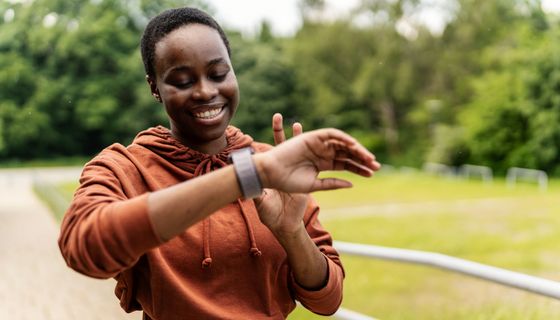 Junge Frau mit Smartwatch.