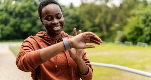 Junge Frau mit Smartwatch.