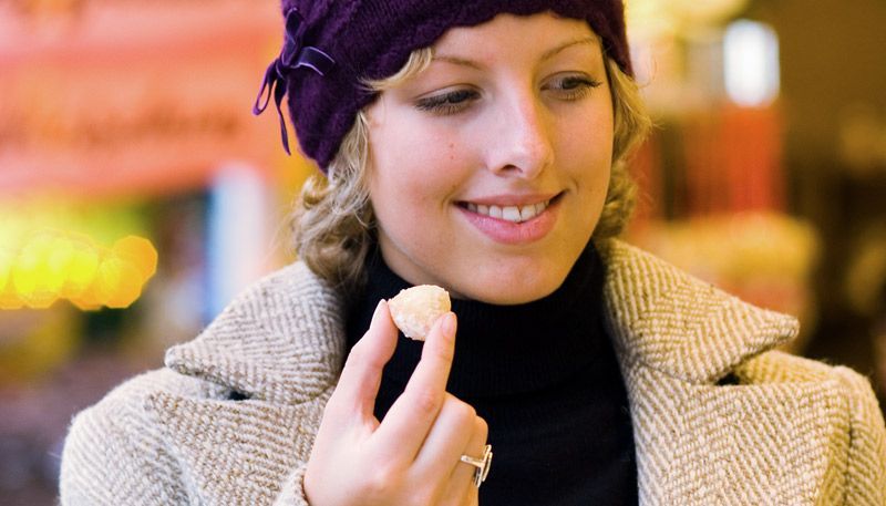 Junge Frau isst einen Snack