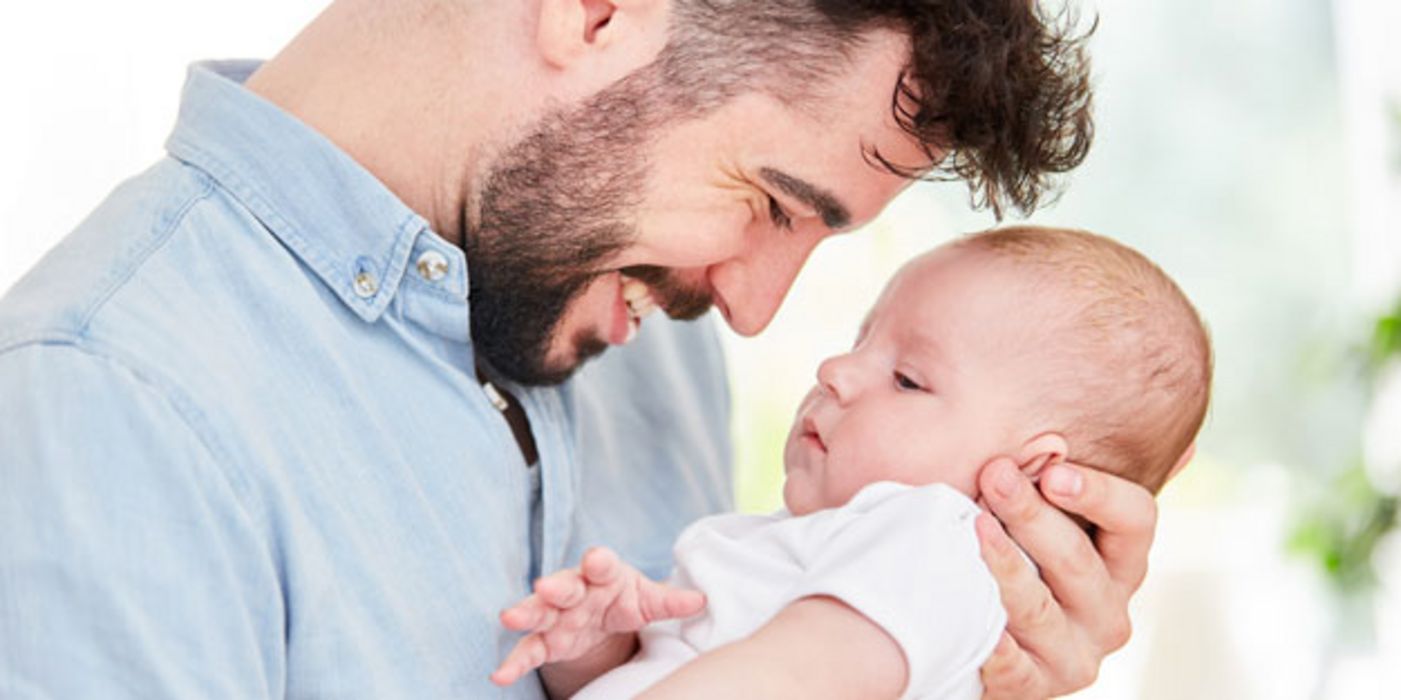 Väter, die im Kreißsaal dabei sind, kümmern sich später mehr um ihre Kinder.