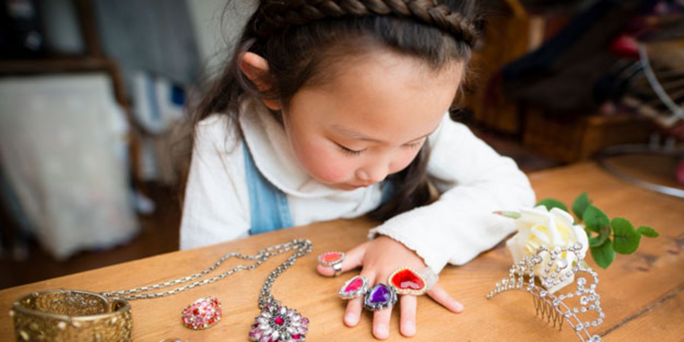 Modeschmuck ist oft mit Blei und Cadmium belastet.