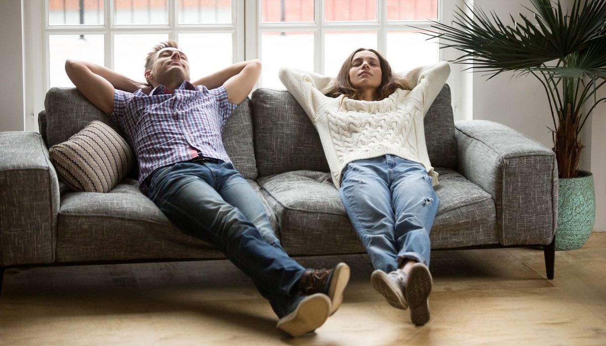 Mann und Frau, liegen auf der Couch.