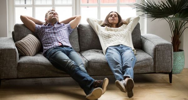 Mann und Frau, liegen auf der Couch.