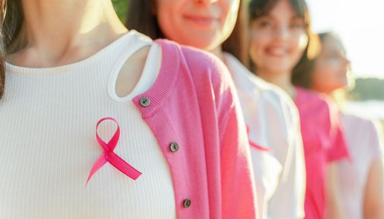 Junge Frauen mit rosa Brustkrebs-Schleife.