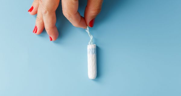 Frauenhand, hält ein Tampon.