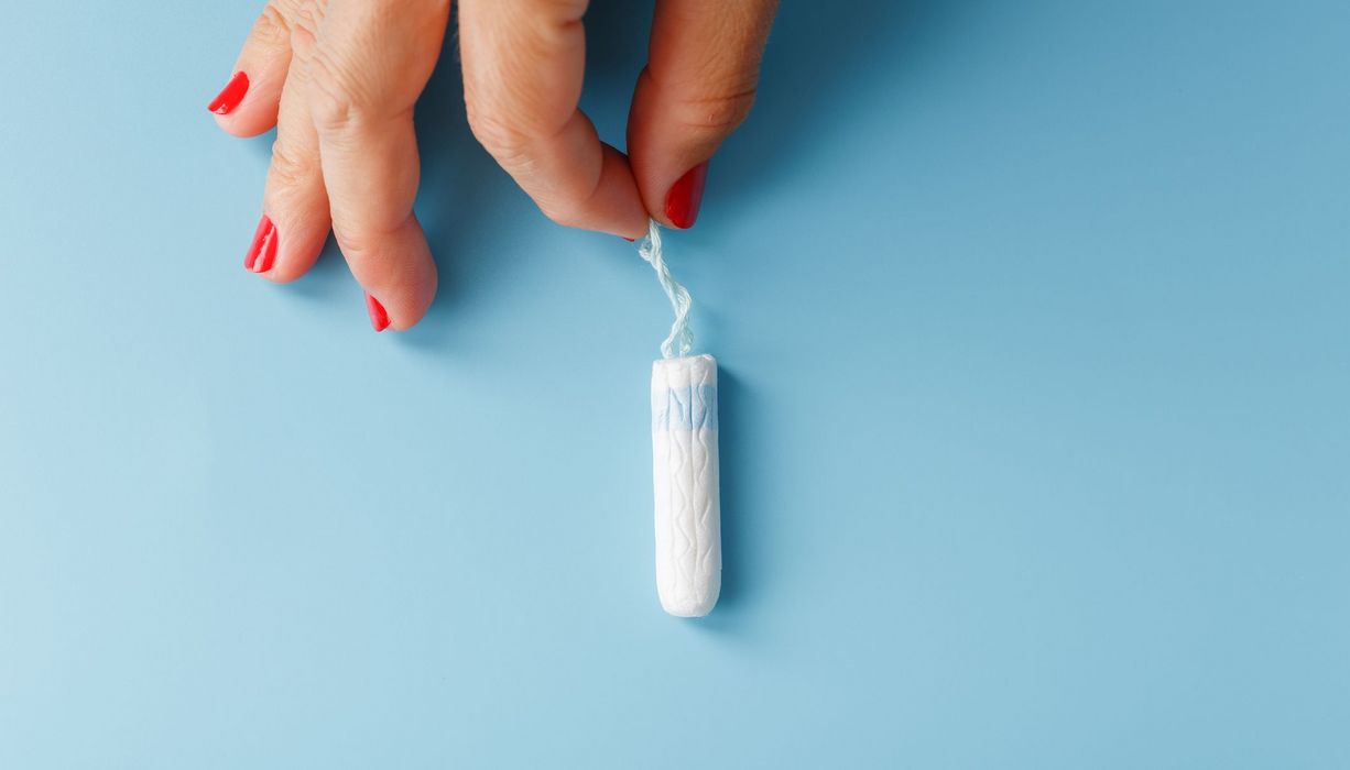 Frauenhand, hält ein Tampon.