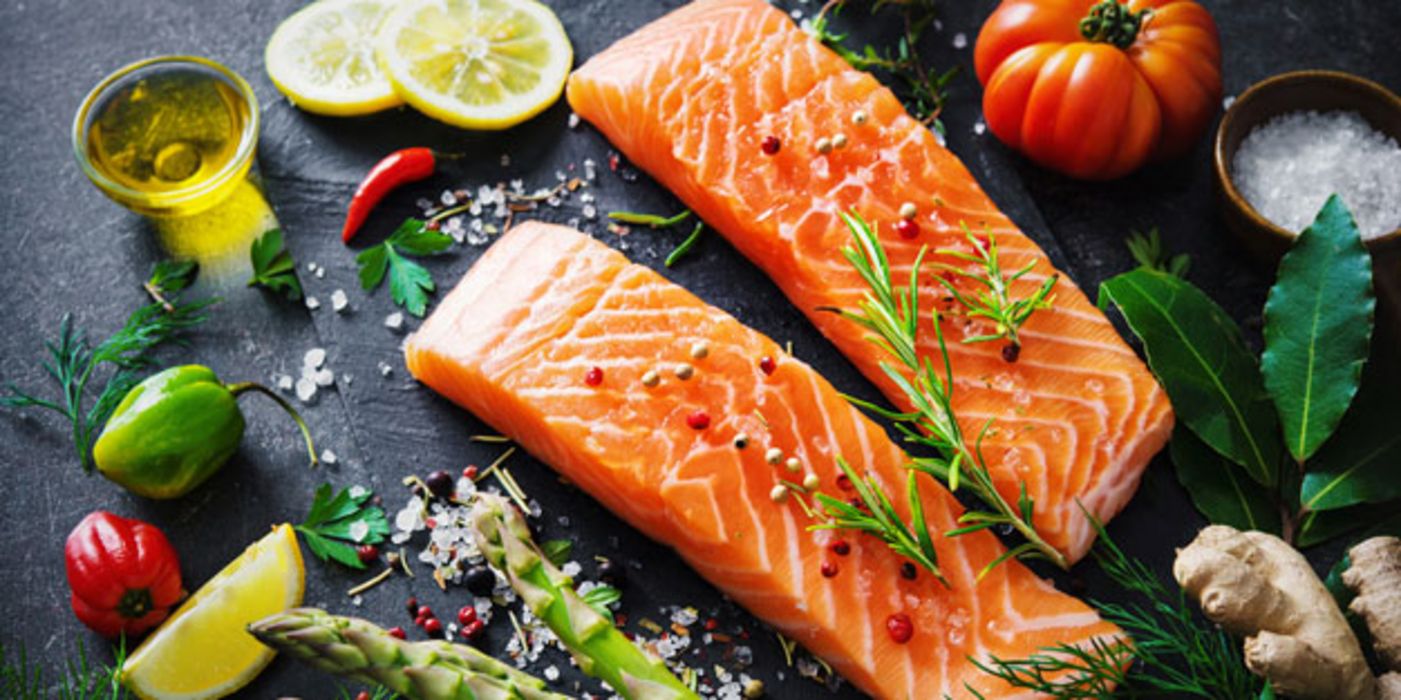 Lachs gehört zu den Fischen, die einen hohen Gehalt an Omega-3-Fettsäuren aufweisen.