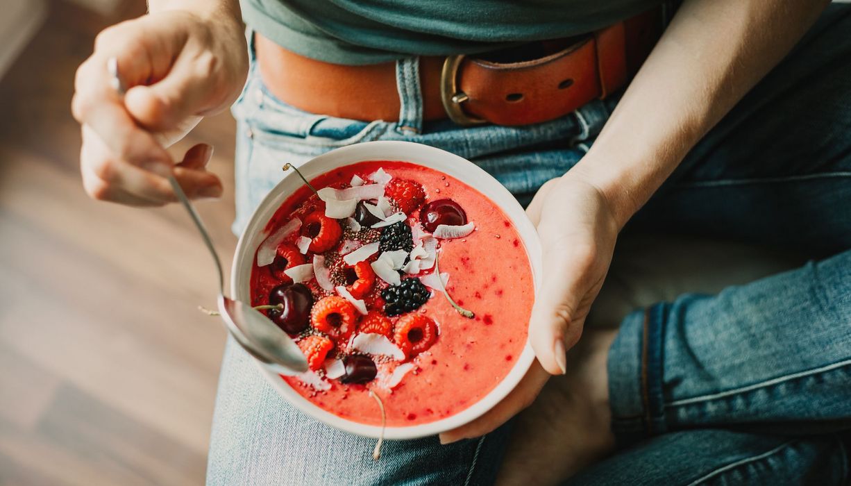 Foto von Acai-Bowl mit Früchten.