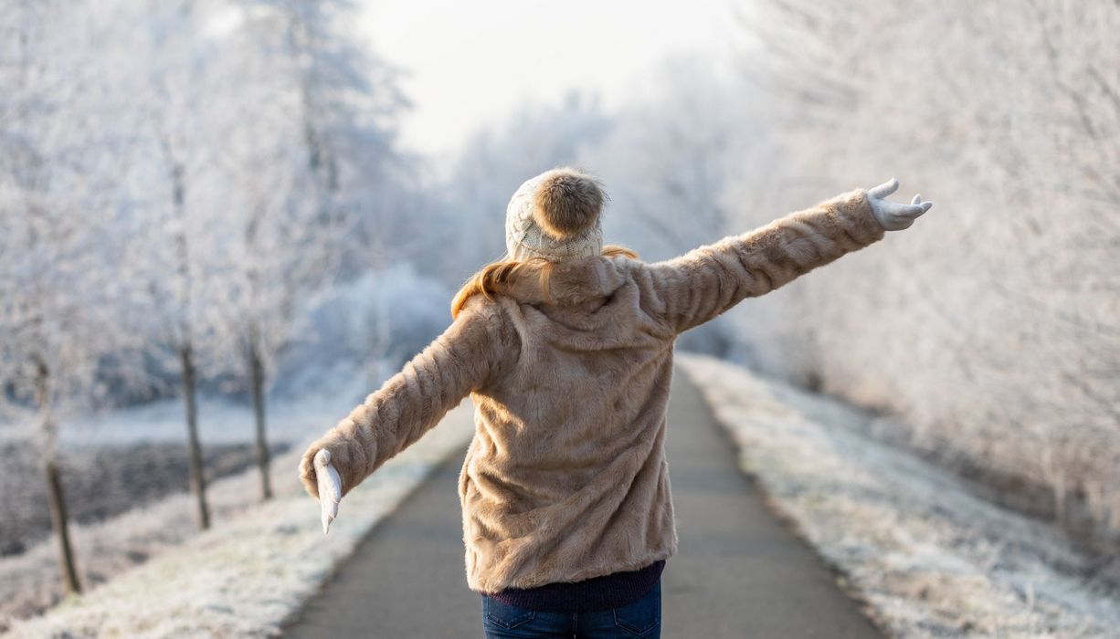 Frau in Winterlandschaft.