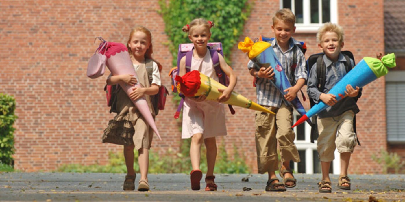 Gruppe von ABC-Schützen mit Schultüten