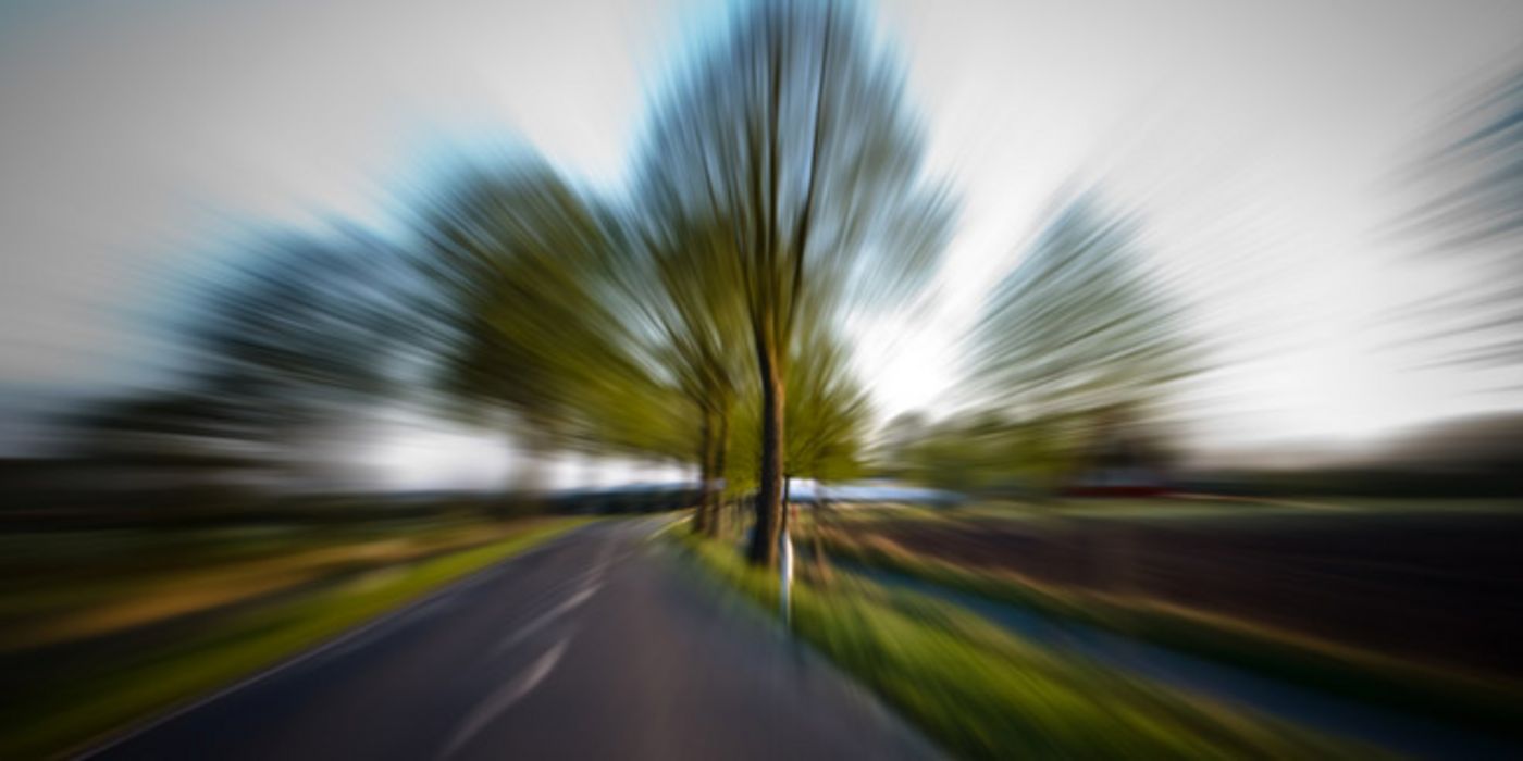 Verschwommener Blick auf eine Landstraße