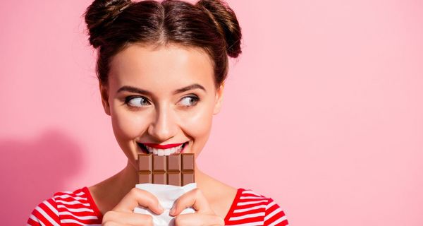Frau, isst Schokolade.