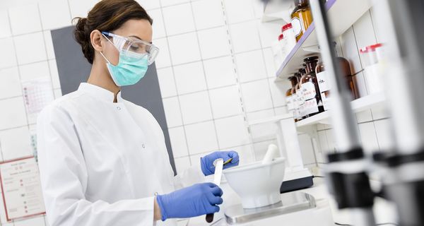 Apothekerin, stellt eine Rezeptur her.