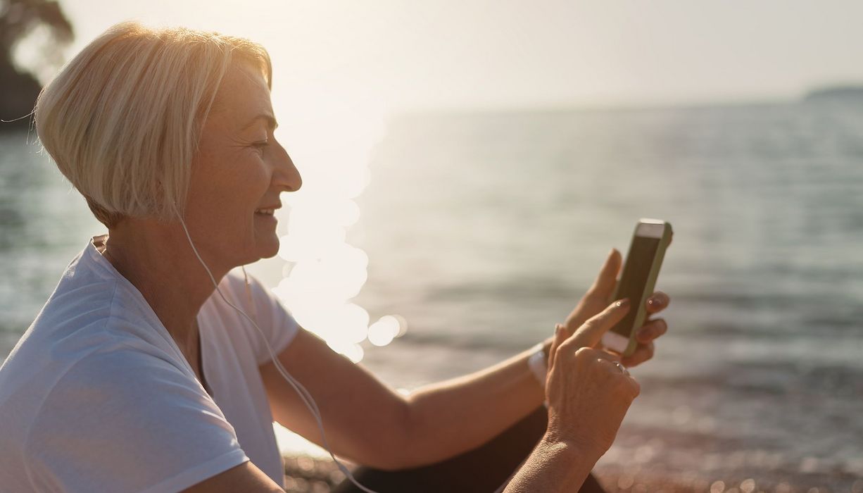 Ältere Frau mit Smartphone.