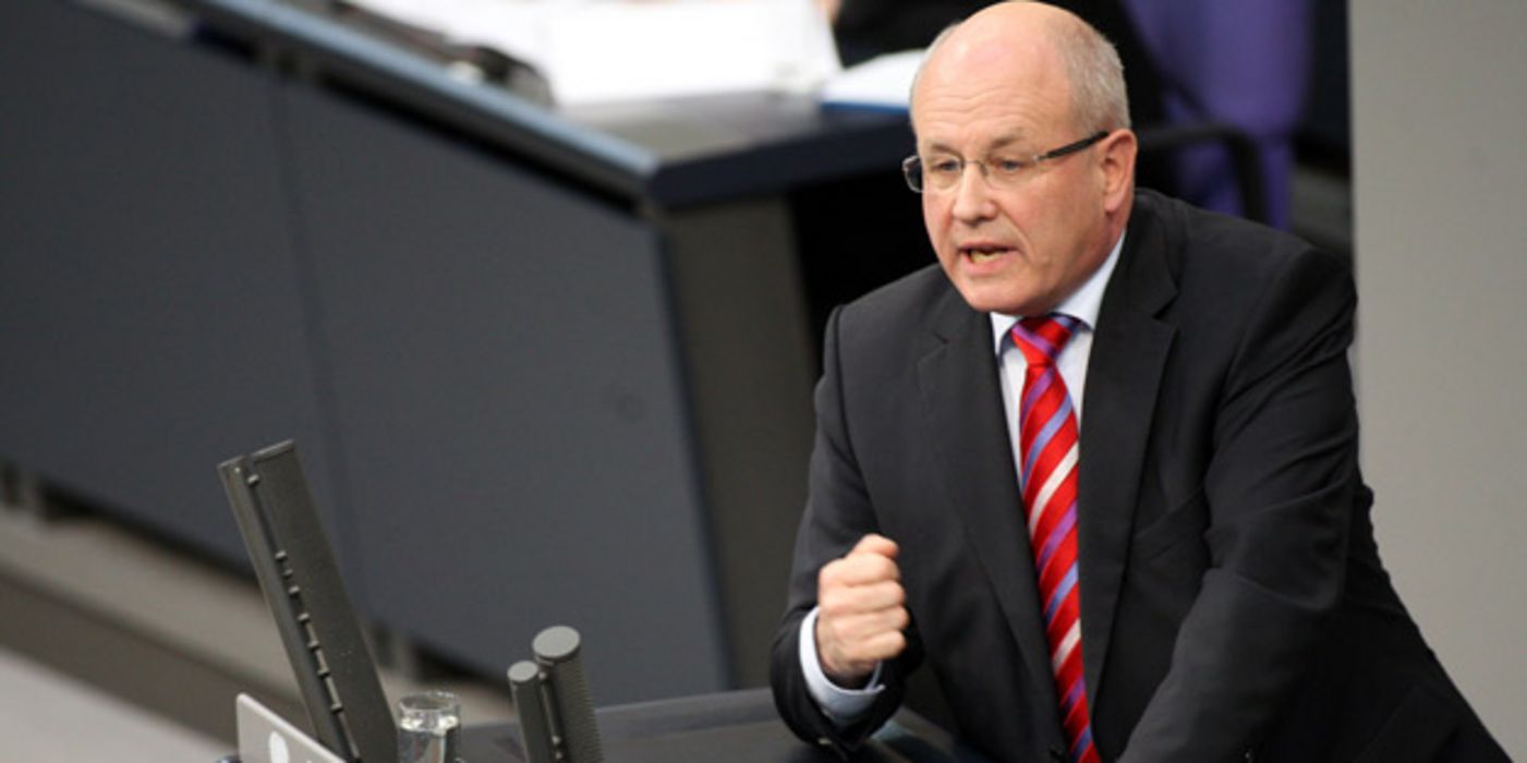 Volker Kauder redet im Bundestag.