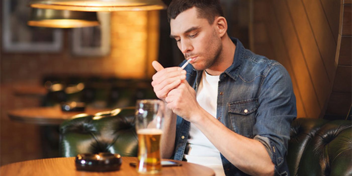 Ex-Raucher trinken auch weniger Alkohol.