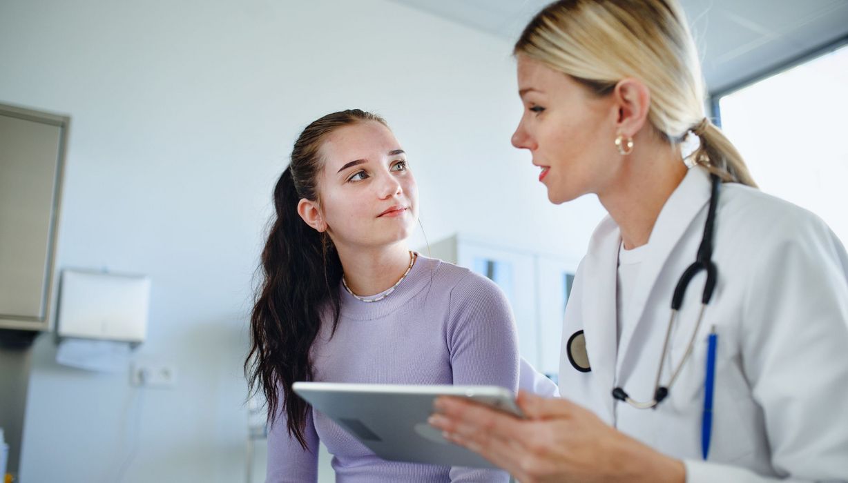 Ärztin spricht mit junger Patientin.