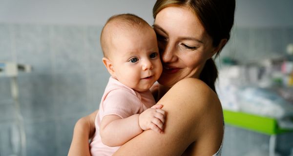 Junge Mutter, hält ihr Baby auf dem Arm.