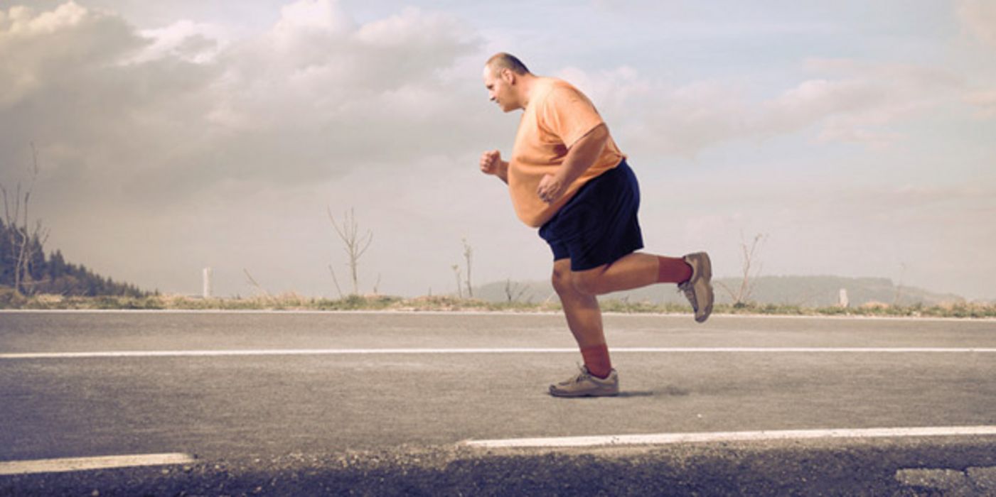 Stark übergewichtiger Mann beim Joggen