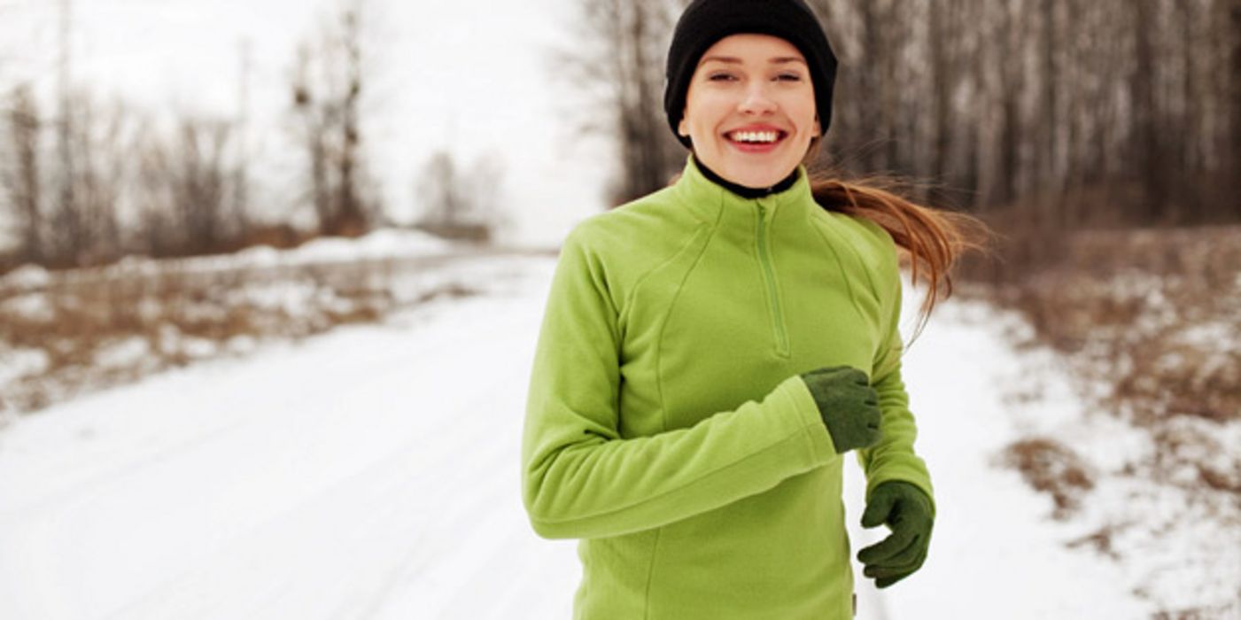 Joggerin in winterlicher Natur