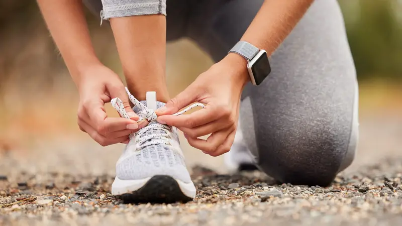 Jogger schnürt seine Schuhe.