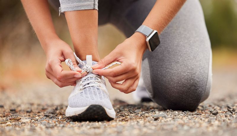 Jogger schnürt seine Schuhe.