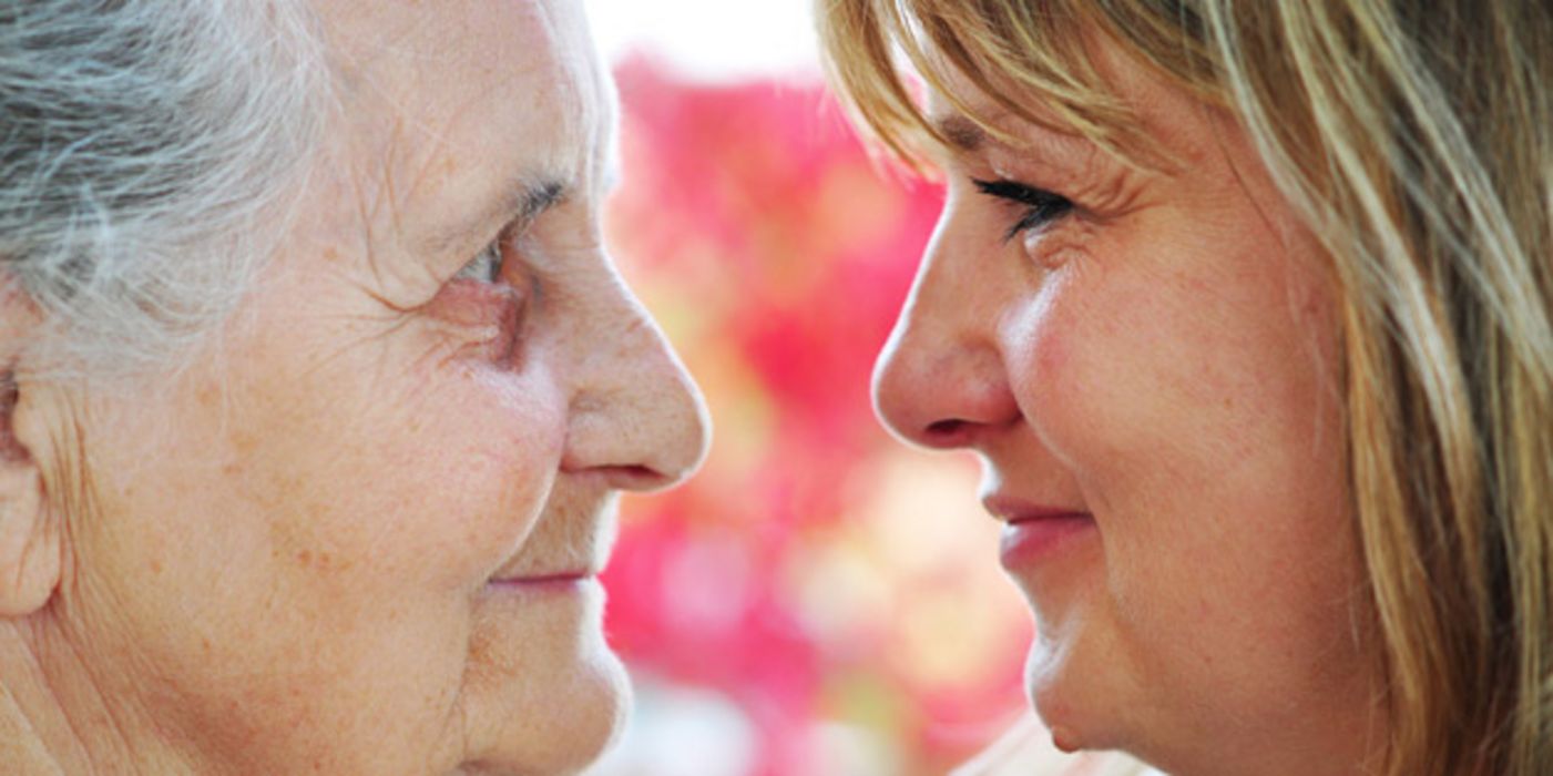 Zwei Frauen, die sich ansehen. Eine ist Mitte 40, die andere um die 80 Jahre alt.