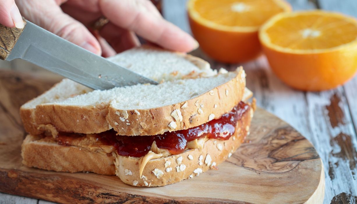 Weißbrot mit Marmelade.