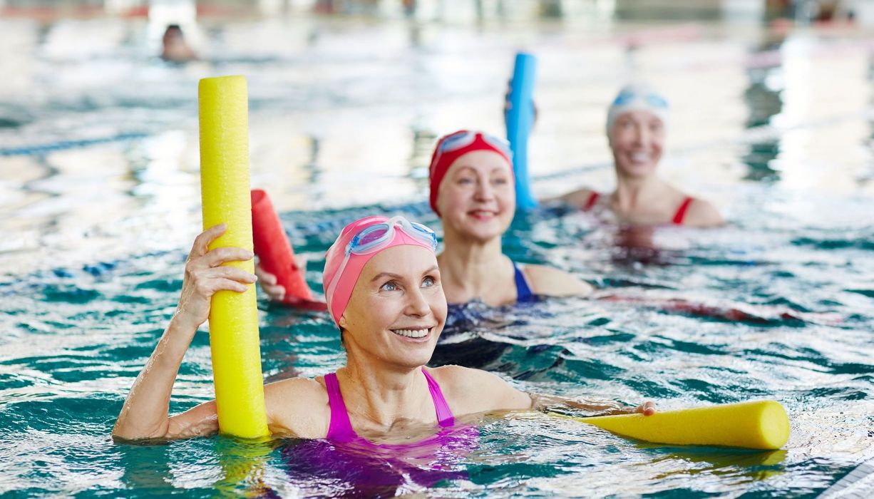 Frauen, machen Wassergymnastik.