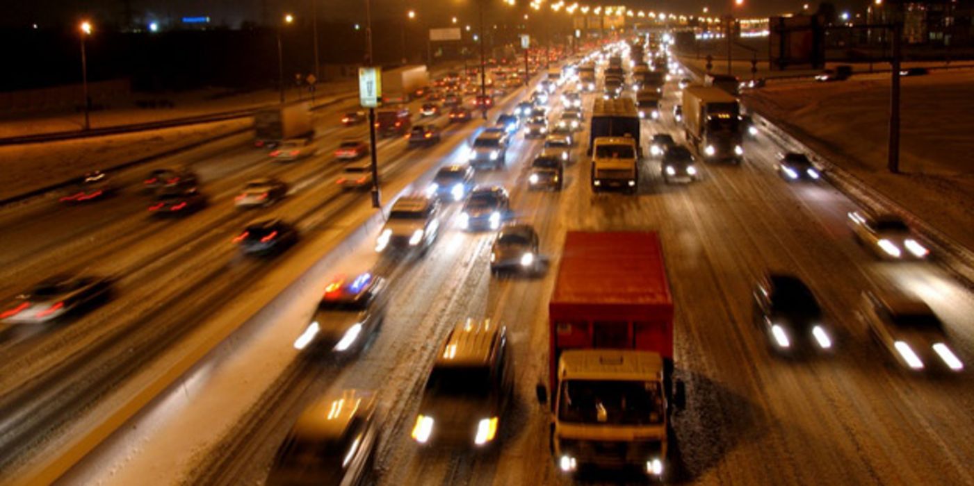 Autobahn mit dichtem Verkehr bei Nacht