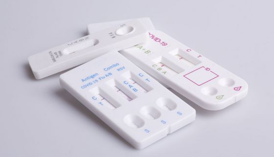vier Schnelltests für Corona, RSV und Influenza liegen auf einem weißen Untergrund.