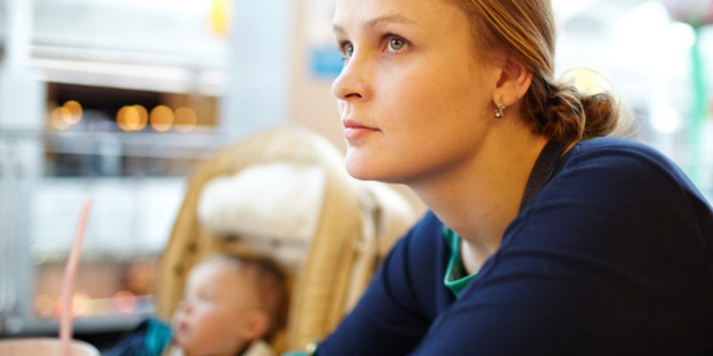 Erschöpfte Mutter mit Baby