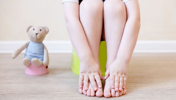 Kind, sitzt auf dem Töpfchen.