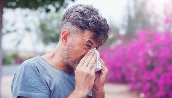 Mann, putzt sich die Nase.