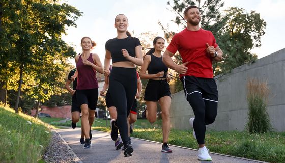 Eine Gruppe junger Menschen beim Marathontraining.