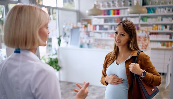 Schwangere Frau in der Apotheke