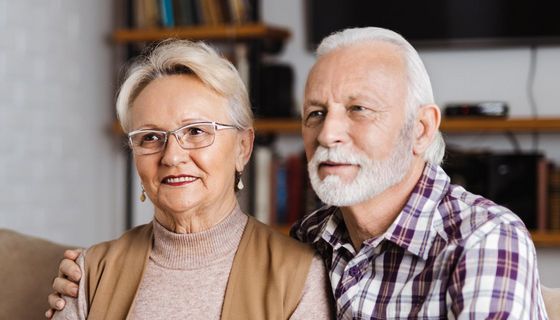 Ein älteres Paar auf einem Sofa.