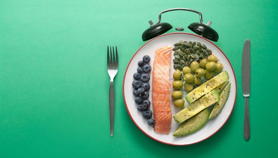 Teller voll Gemüse mit Lachs