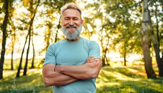 Gesunder sportlicher Mann im Wald