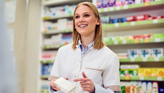 Apothekerin mit Medikament.