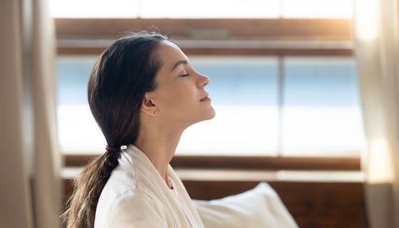 eine Frau atmet tief durch