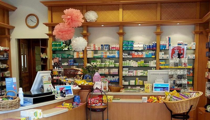 Blick in die beleuchtete Stolpe-Apotheke in Berlin.