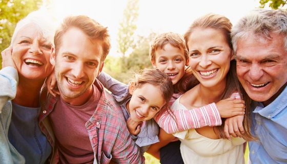 Drei Generationen einer Familie zusammen im Freien.