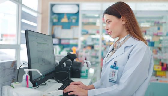 Apothekerin arbeitet am Computer