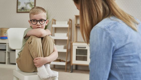 Junge (etwa 6 Jahre alt) bei einer Therapeutin