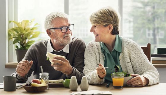 Älteres Paar am Frühstückstisch